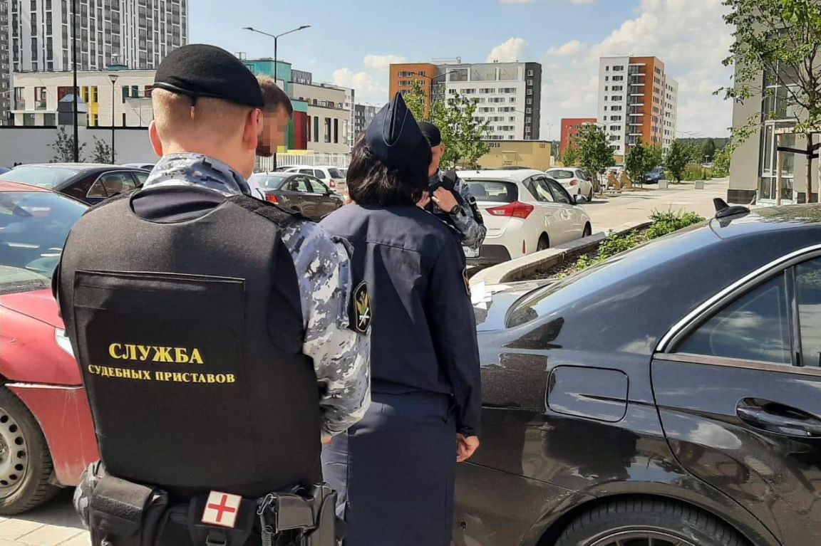 В Екатеринбурге должник попытался угнать свой автомобиль, чтобы он не  достался приставам - «Уральский рабочий»